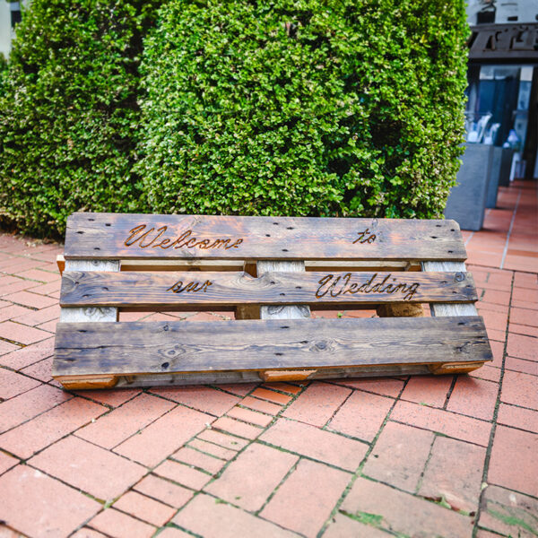 Welcome to our Wedding“-Schild beleuchtet
